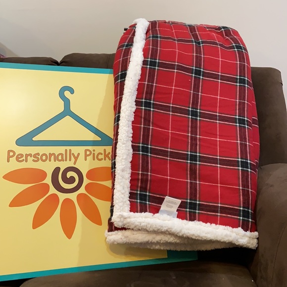 Eddie Bauer Flannel Reverse To Sherpa Throw - Picture 2 of 4